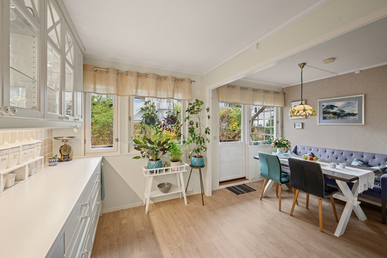 Fra kjøkkenet har du direkte utgang til balkong. Galleribilde