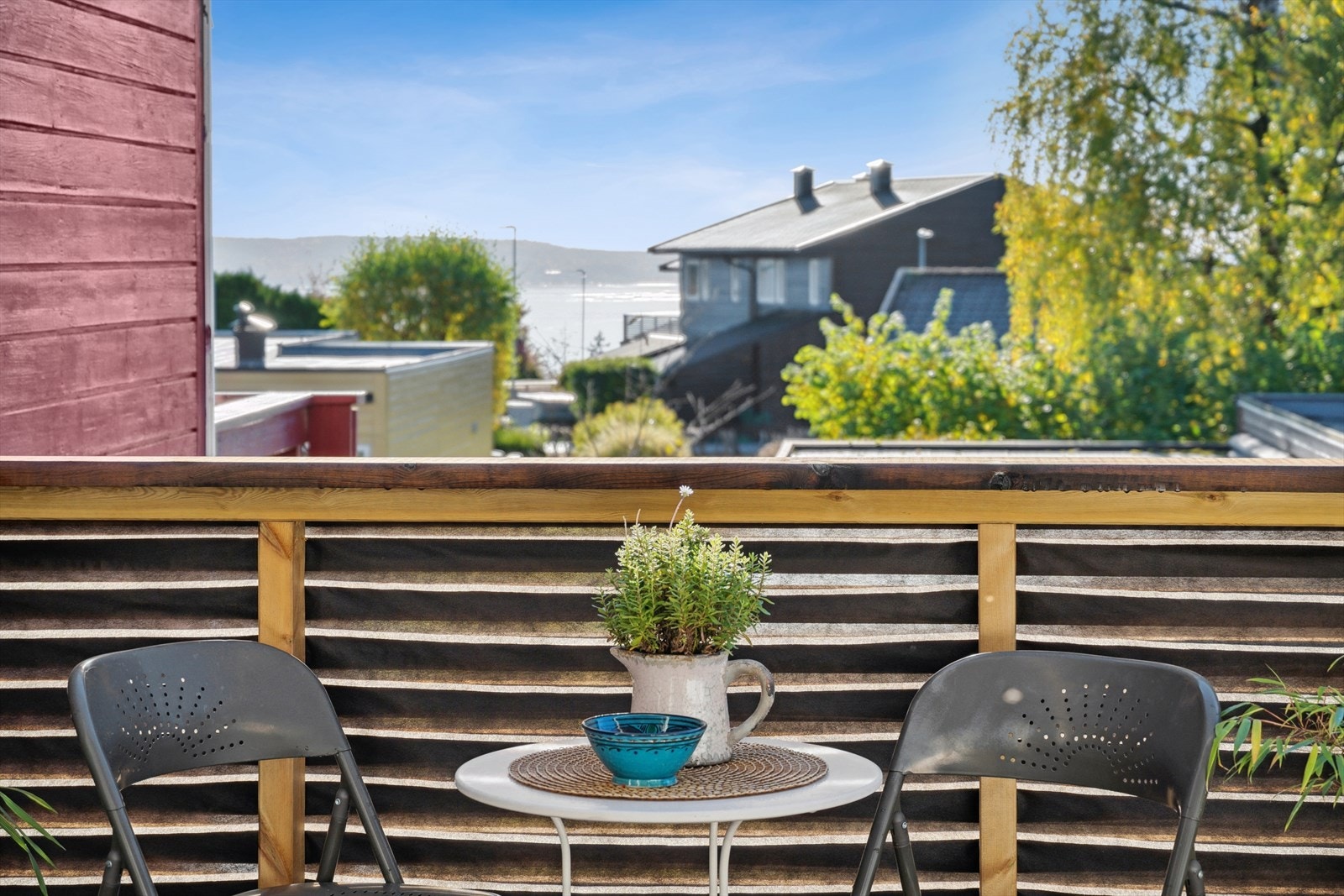 Rekkehusleilighet over to plan, med flott sjøutsikt i et attraktivt og barnevennlig område. Galleribilde