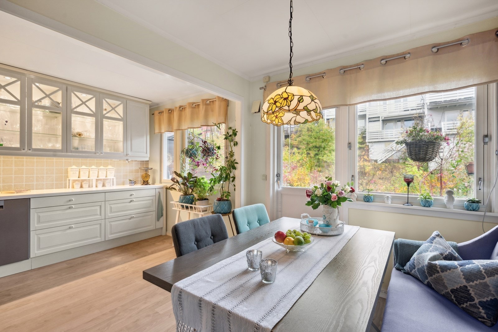 Kjøkken med spisestue. Galleribilde