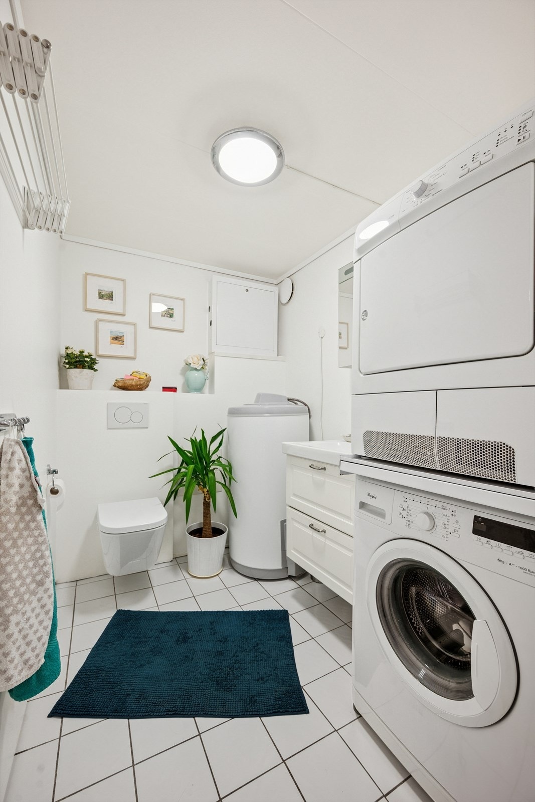 Kombinert vaskerom og gjeste toalett. Galleribilde