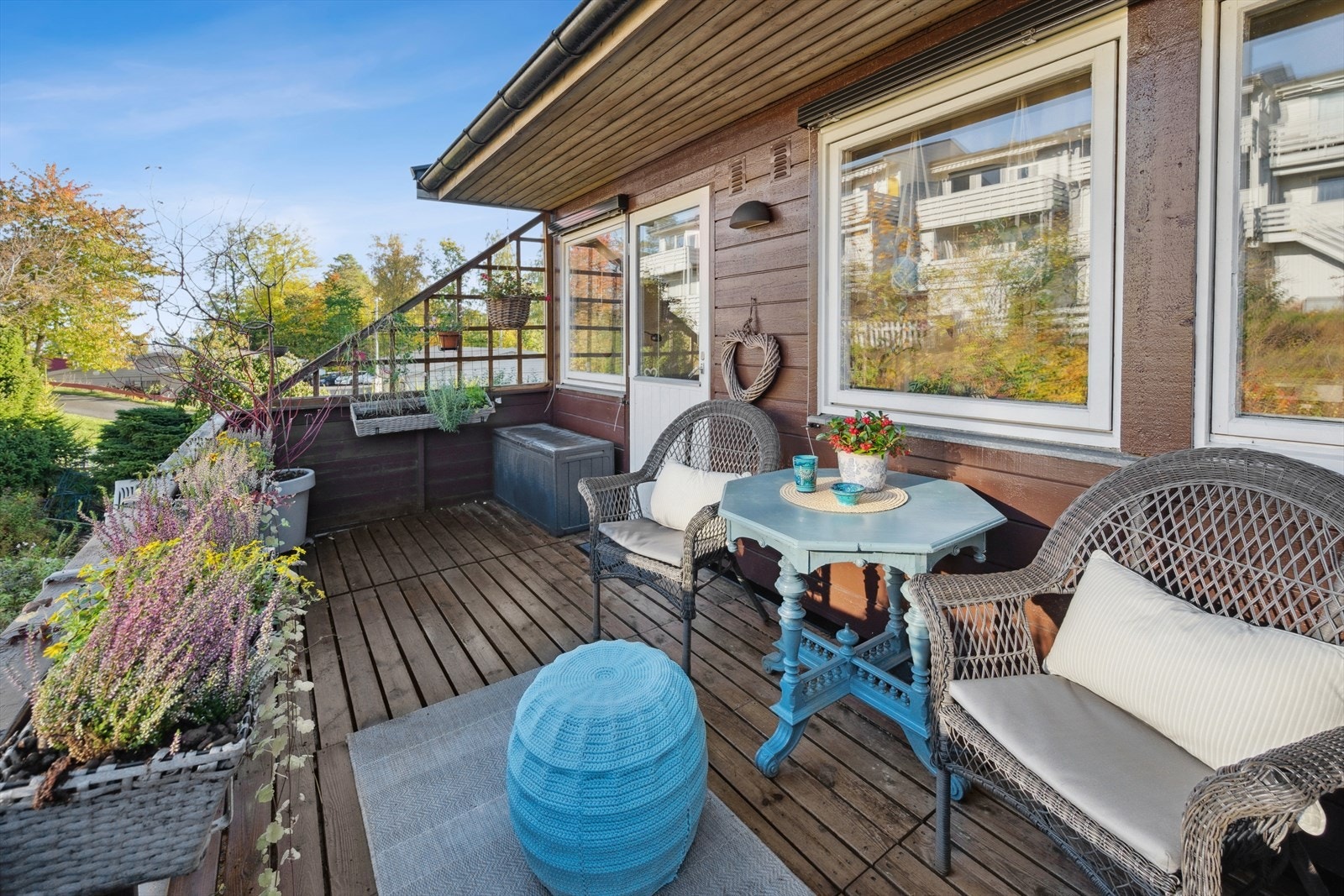 Kjøkkenbalkongen byr på en hyggelig uteplass med plass til sittegruppe. Galleribilde