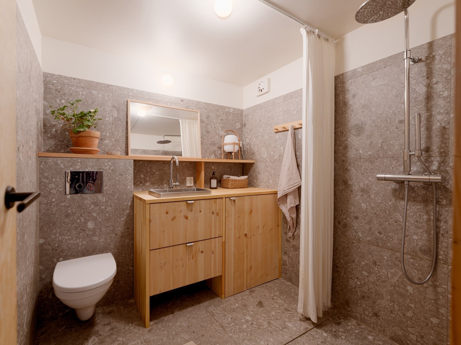 Badet er renovert i 2017 med ny membran, sluk og fordelerskap, og ytterligere oppgradert i 2023 med nye fliser fra Mirage, nytt dusjarmatur, trykkplate til WC samt ny servant og vask. Galleribilde
