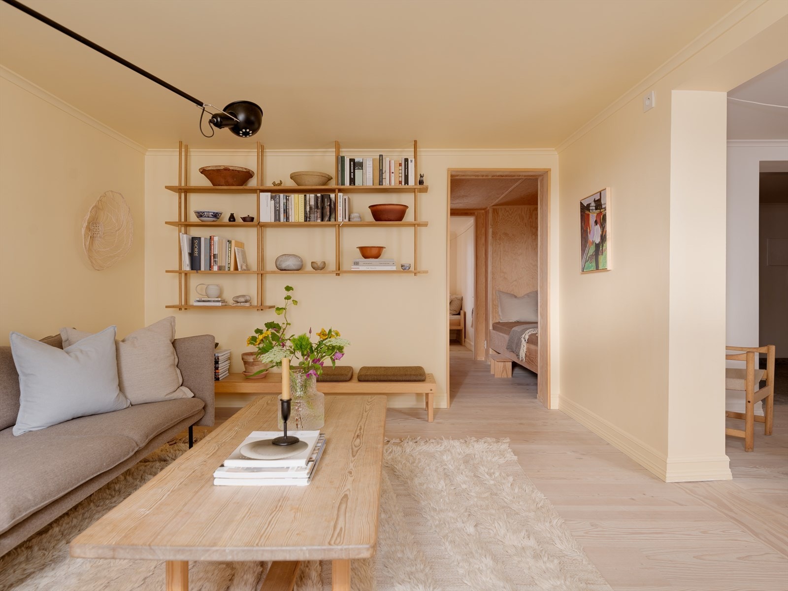 Leiligheten er omfattende renovert de senere årene, hvor alt av materialvalg, faste innredninger og planløsninger er nøye utviklet av arkitekt og utført av dyktige håndverkere. Galleribilde