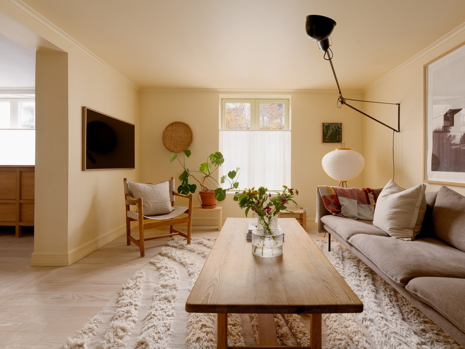Leiligheten har en gjennomgående planløsning med store vindusflater (fra 2020 i stuen) som gir naturlig flyt mellom rommene og rikelig med dagslys hele dagen. Galleribilde
