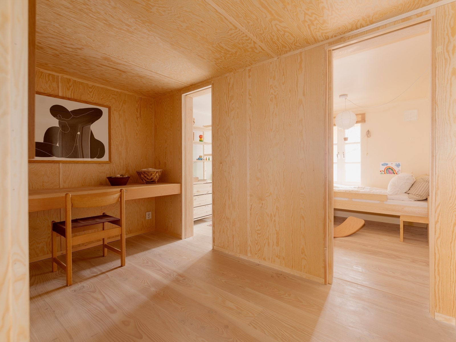 Leiligheten har en barnevennlig planløsning, innredet med 3 soverom, men det minste soverommet er på 3,6 m² og er mindre enn dagens anbefalinger til rom for varig opphold. Galleribilde