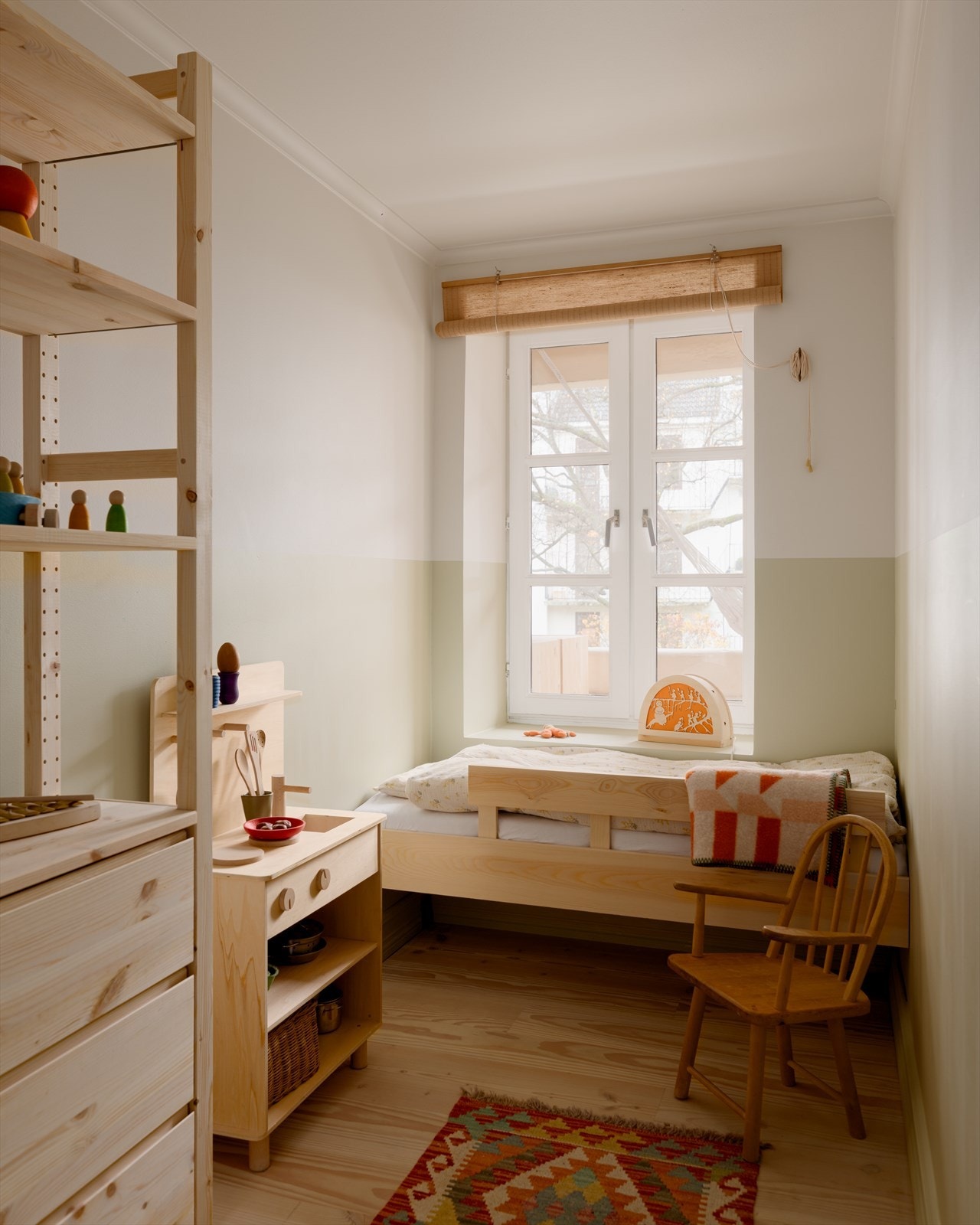 I tilstandsrapporten er det satt opp 3 soverom. Det minste rommet er på 3,6 m² og er mindre enn dagens anbefalinger til rom for varig opphold. Galleribilde