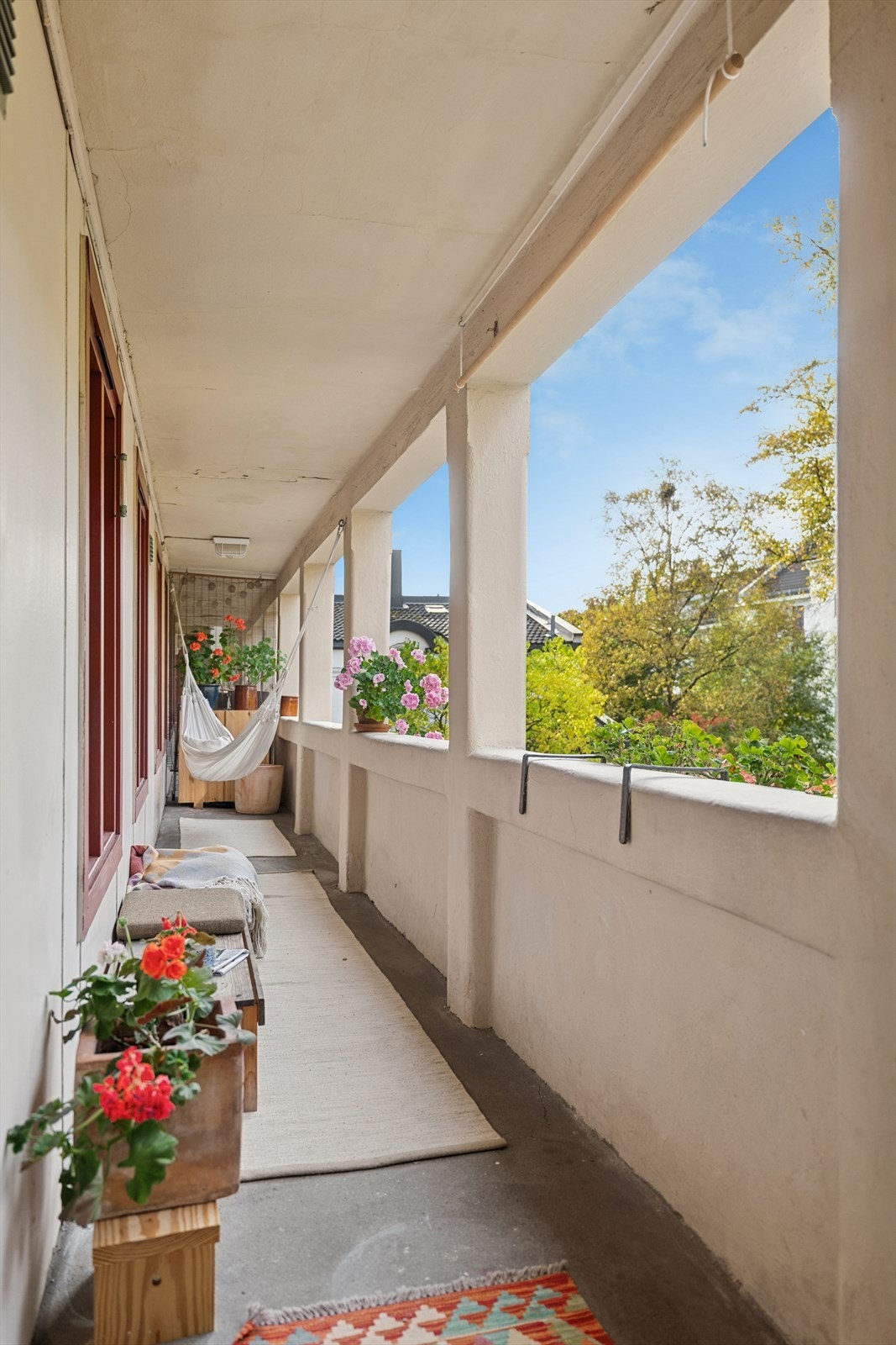 Balkong på svalgang på ca. 9 m² som vender mot et vakkert, beplantet indre gårdsrom. Galleribilde