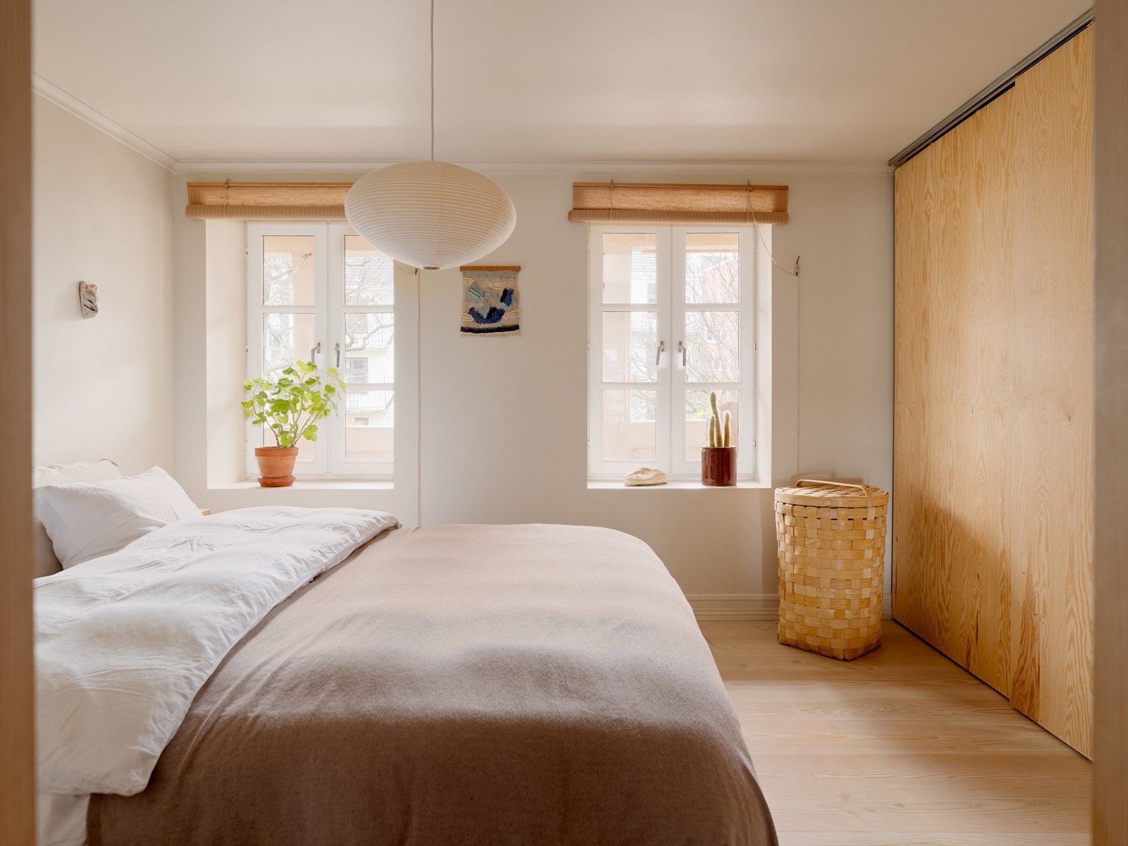 Hovedsoverommet er romslig og innbydende med store vindusflater som slipper inn godt med naturlig lys. Galleribilde
