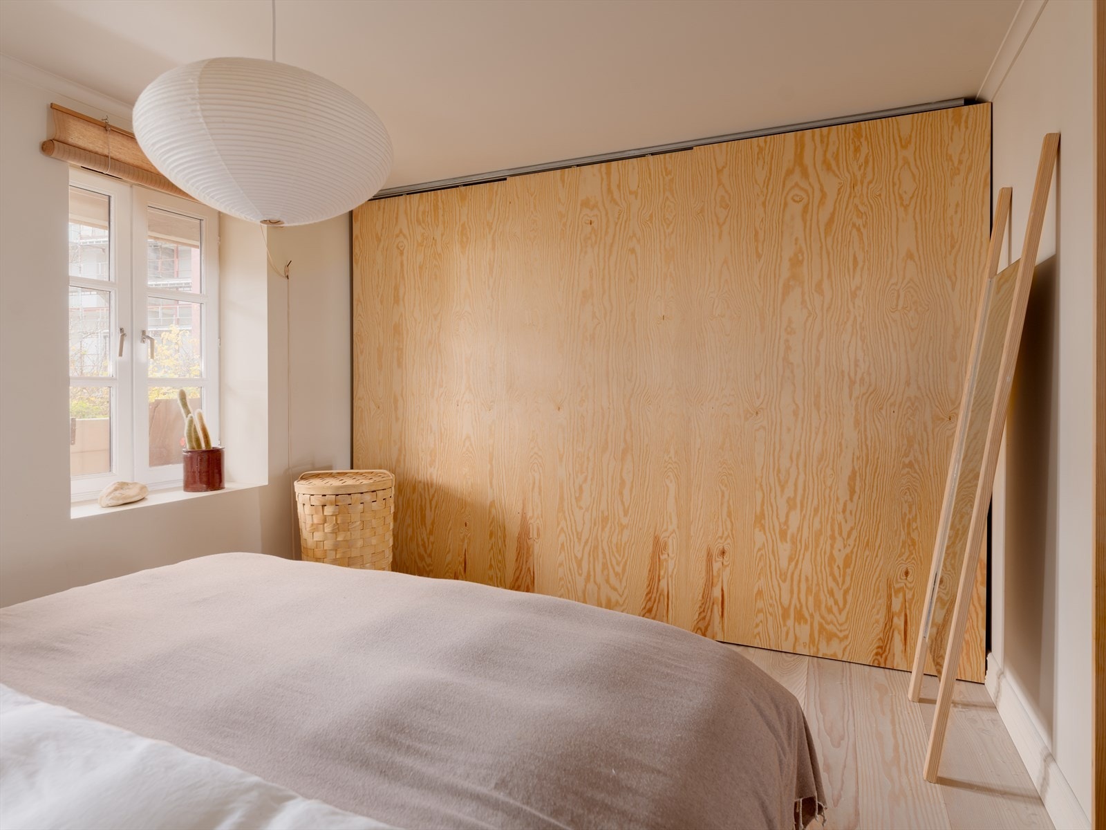 I både gang og soverom finner man plassbygde garderobeskap med skyvedører i furufiner og innredning fra Elfa. Galleribilde