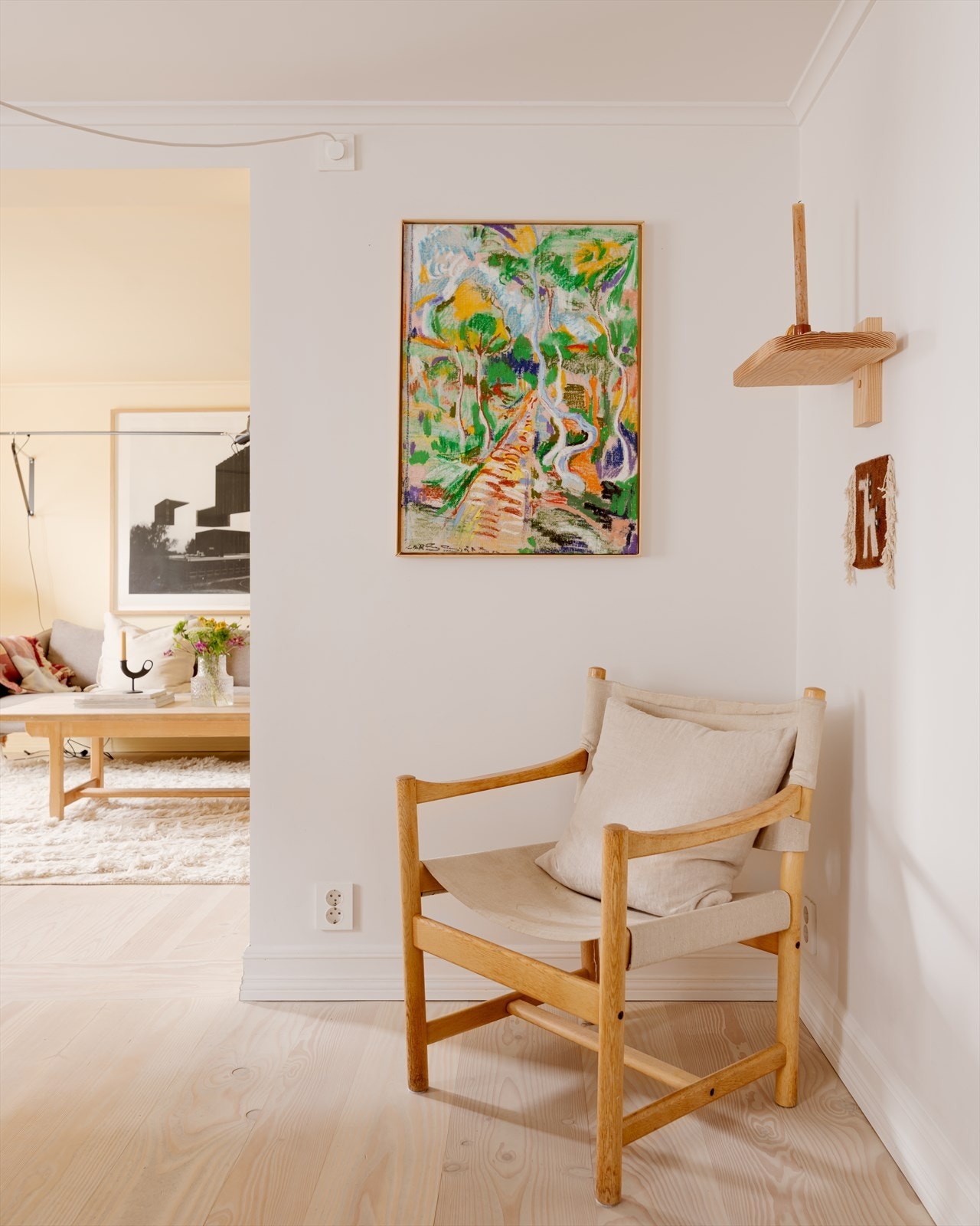Romslig spisestue med plass til stort spisebord , skjenk, bokhyller etc. Galleribilde