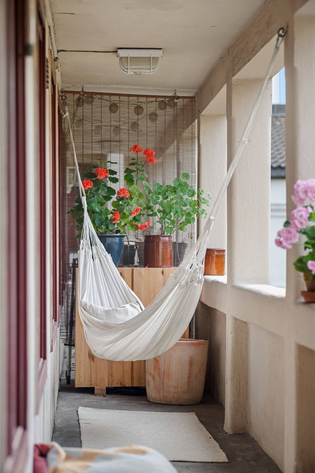 Her bor du med et sjeldent godt samspill mellom hjem og uteområder. Galleribilde