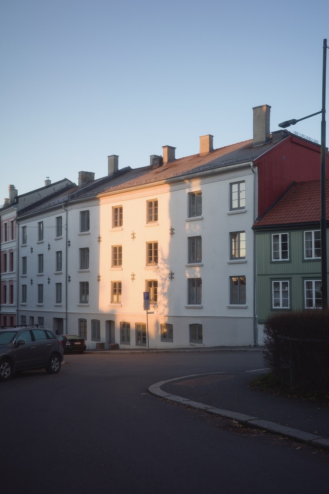 Her bor du tilbaketrukket ved idylliske Iladalen i et nydelig bygg fra 1892. Galleribilde