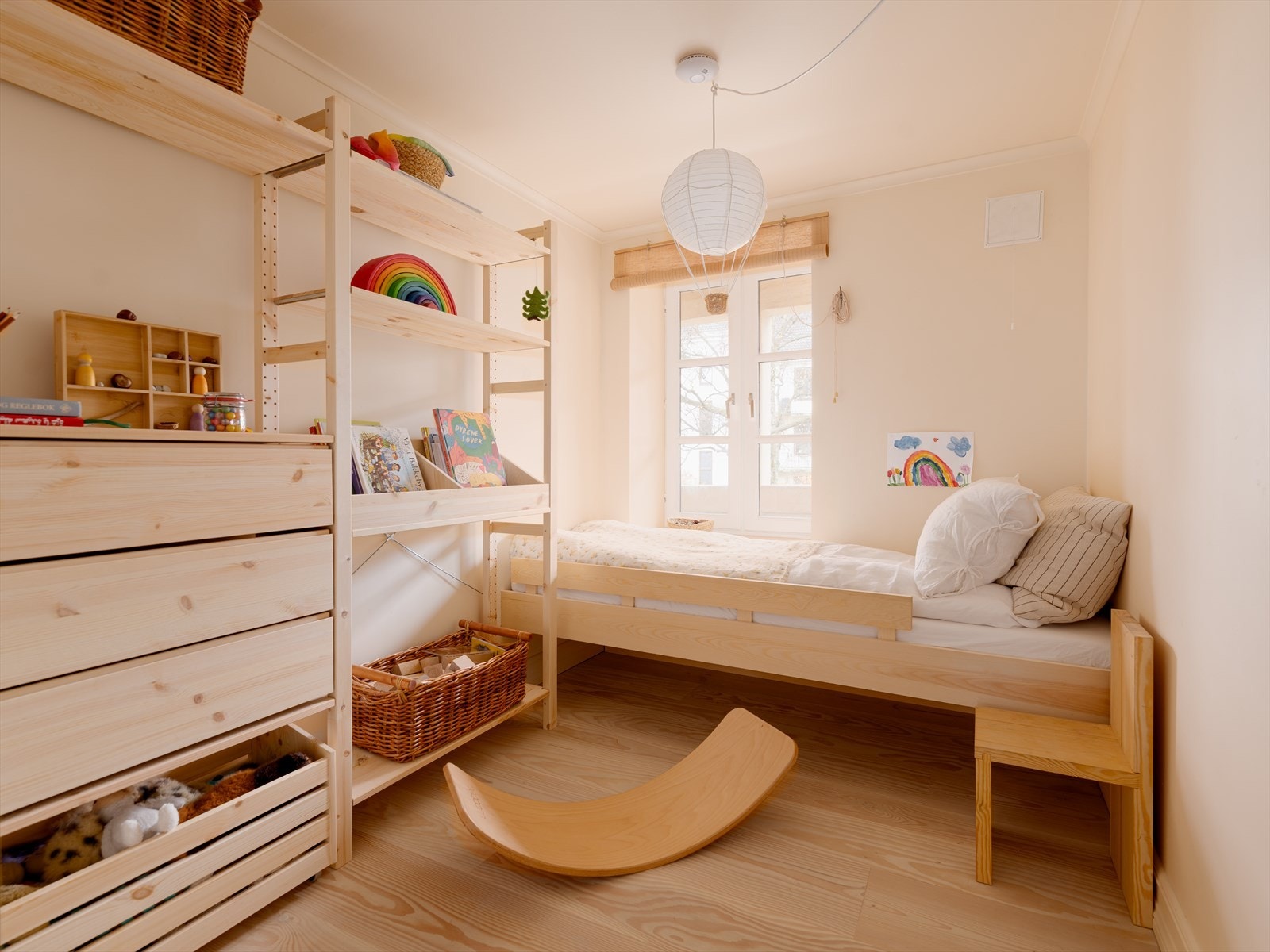 Soverom 2 med plass til seng og garderobe. Det er bygget plassbygd seng i heltre furu, og alle soverom har plassbygde skyvedører i heltre furu og finer. Galleribilde