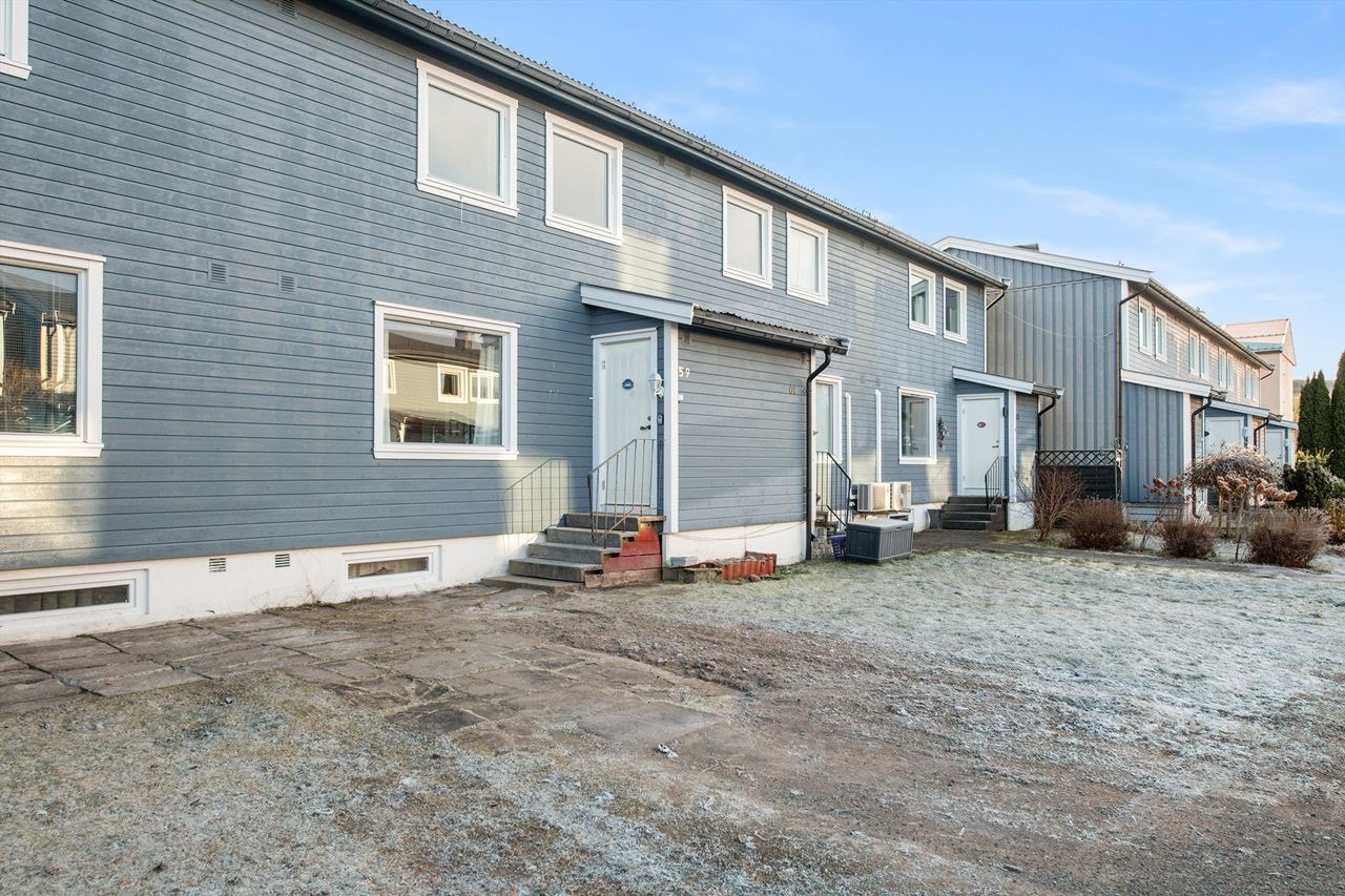 Det medfølger en garasjeplass i rekke med motorisert leddport og klargjort for elbillader. Galleribilde