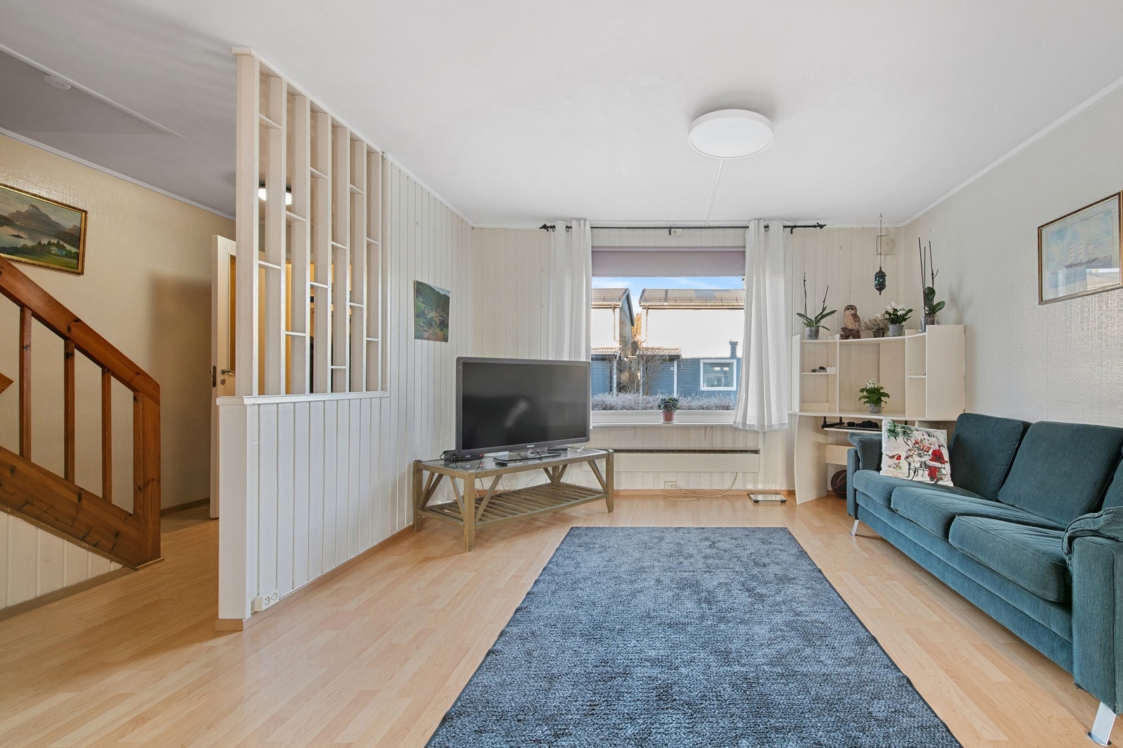 Stuen er et romslig samlingspunkt med plass til både sofagruppe og spisebord. Galleribilde