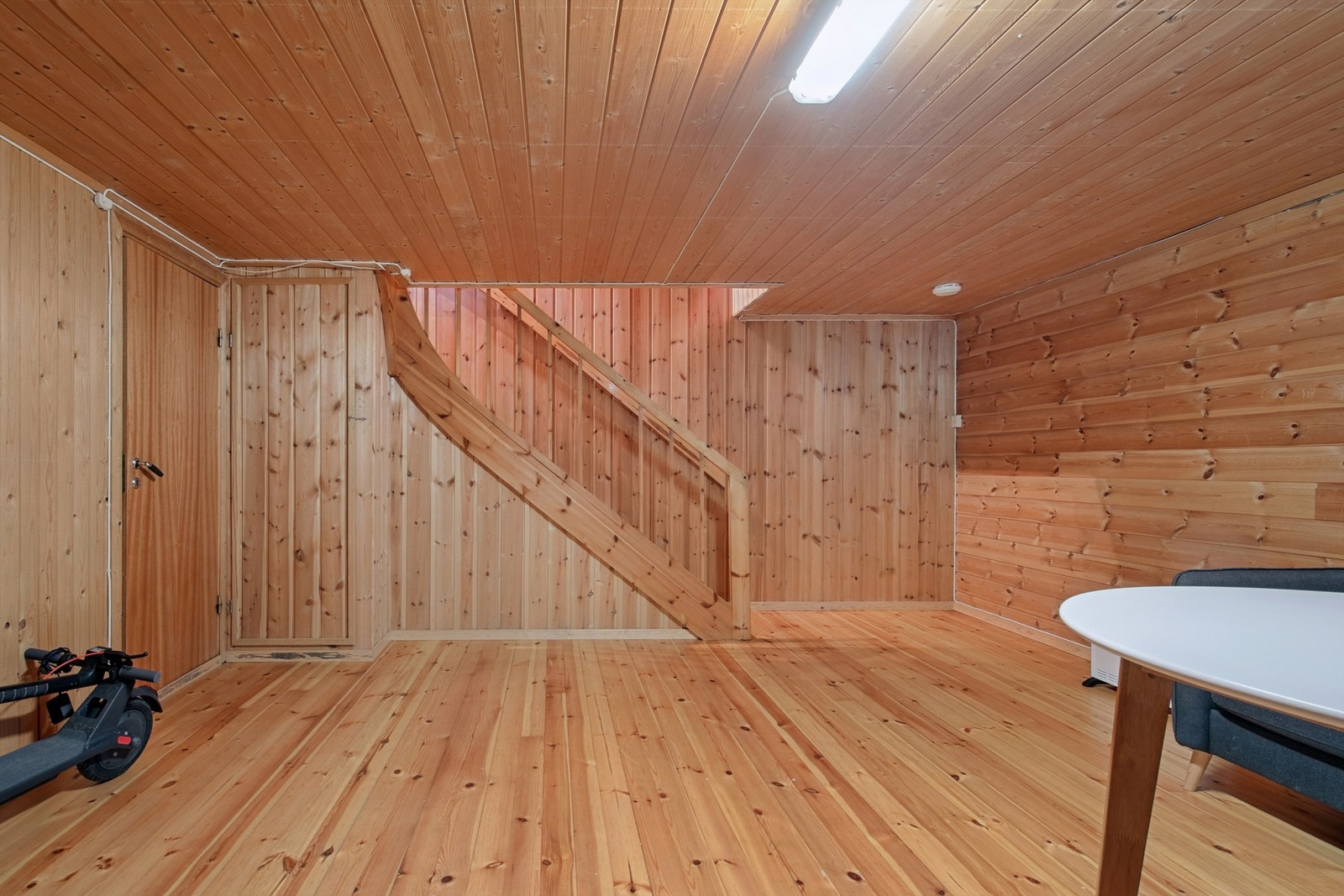 Ekstra bodplass under trappen i tillegg til to boder i kjelleren. Galleribilde