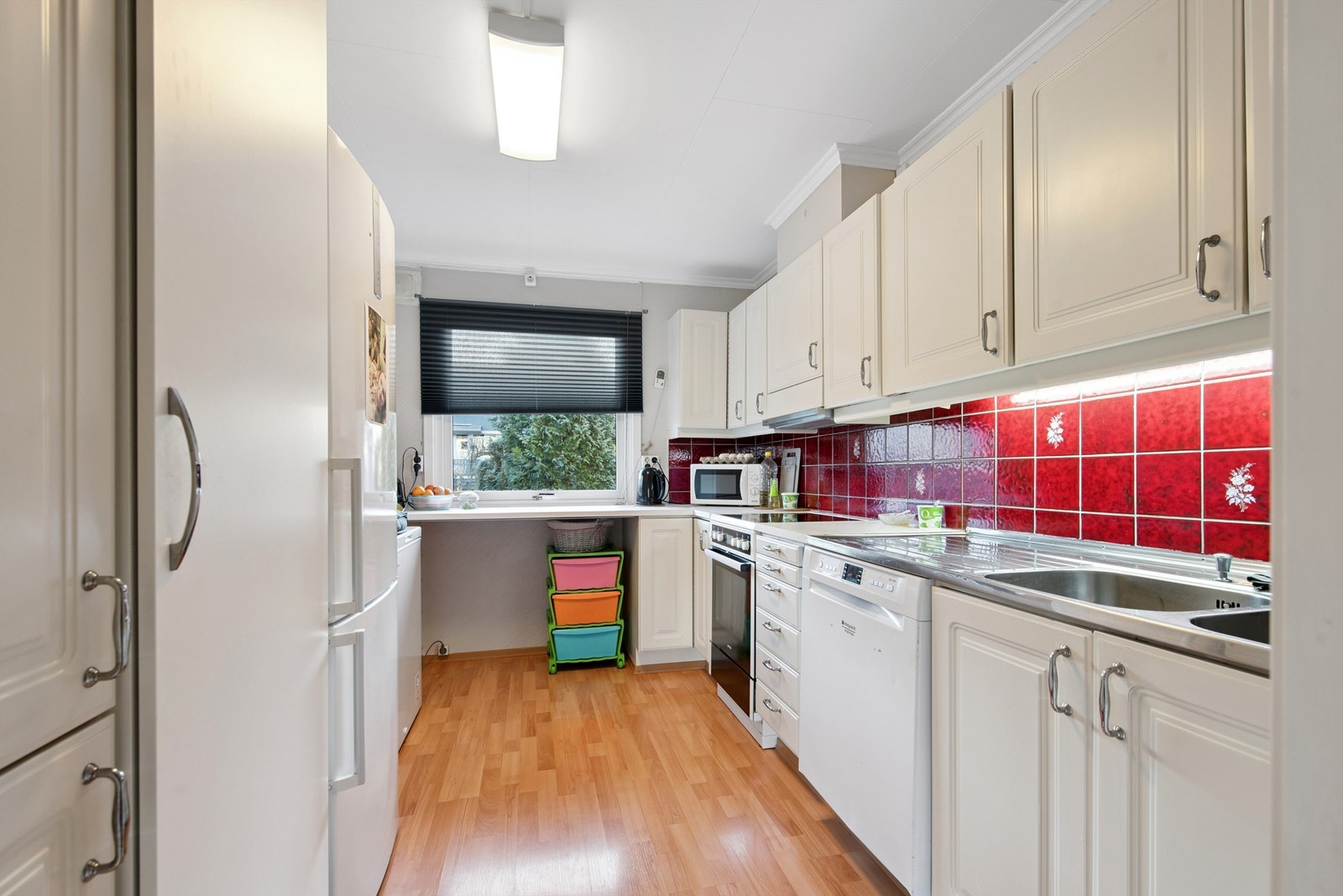 Praktisk vinkelkjøkken med profilerte fronter og godt med skapplass. Galleribilde