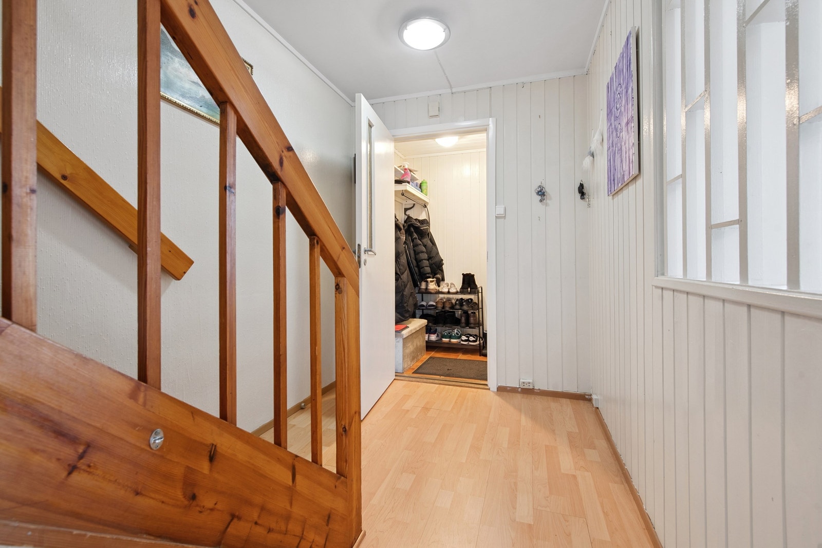 Du ønskes velkommen inn i en entré med flislagt gulv og garderobeplass. Galleribilde