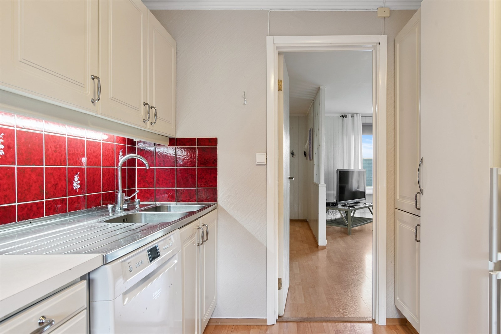 Innredningen har laminatbenkeplate, doble kummer i rustfritt stål og ventilator i overskap. Galleribilde