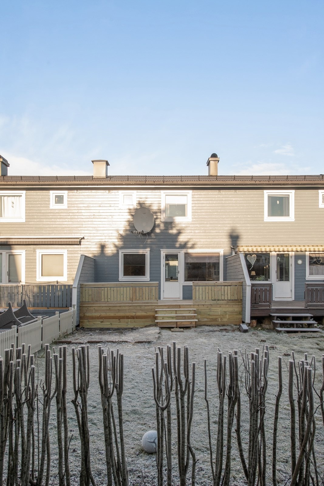 Boligen er en del av Myra borettslag, som disponerer felles lekeplasser og fotballbane. Galleribilde