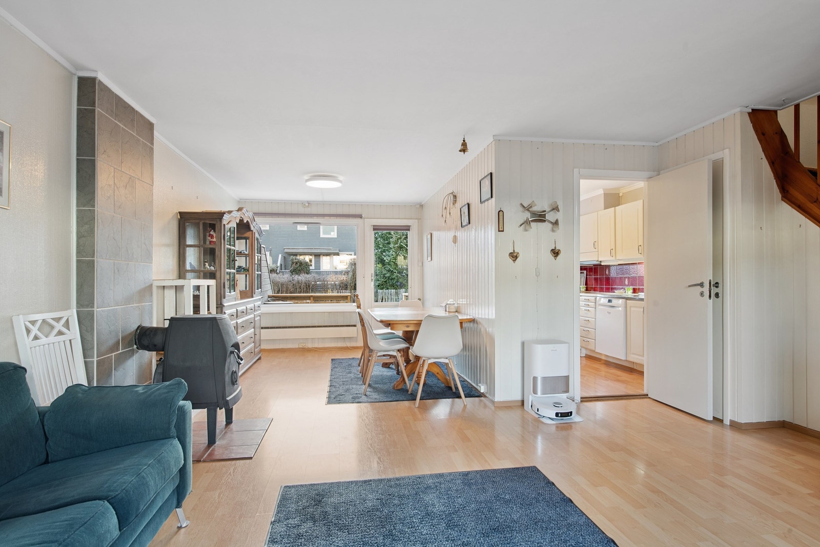 En flislagt vedovn i stuen gir en lun atmosfære og supplerende varme. Galleribilde