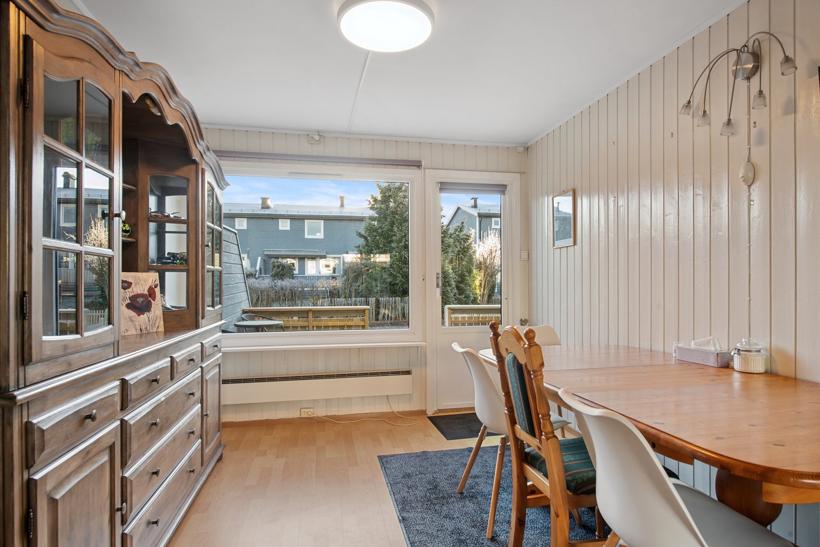 Fra spisestuedelen er det direkte utgang til den sørvendte terrassen. Galleribilde