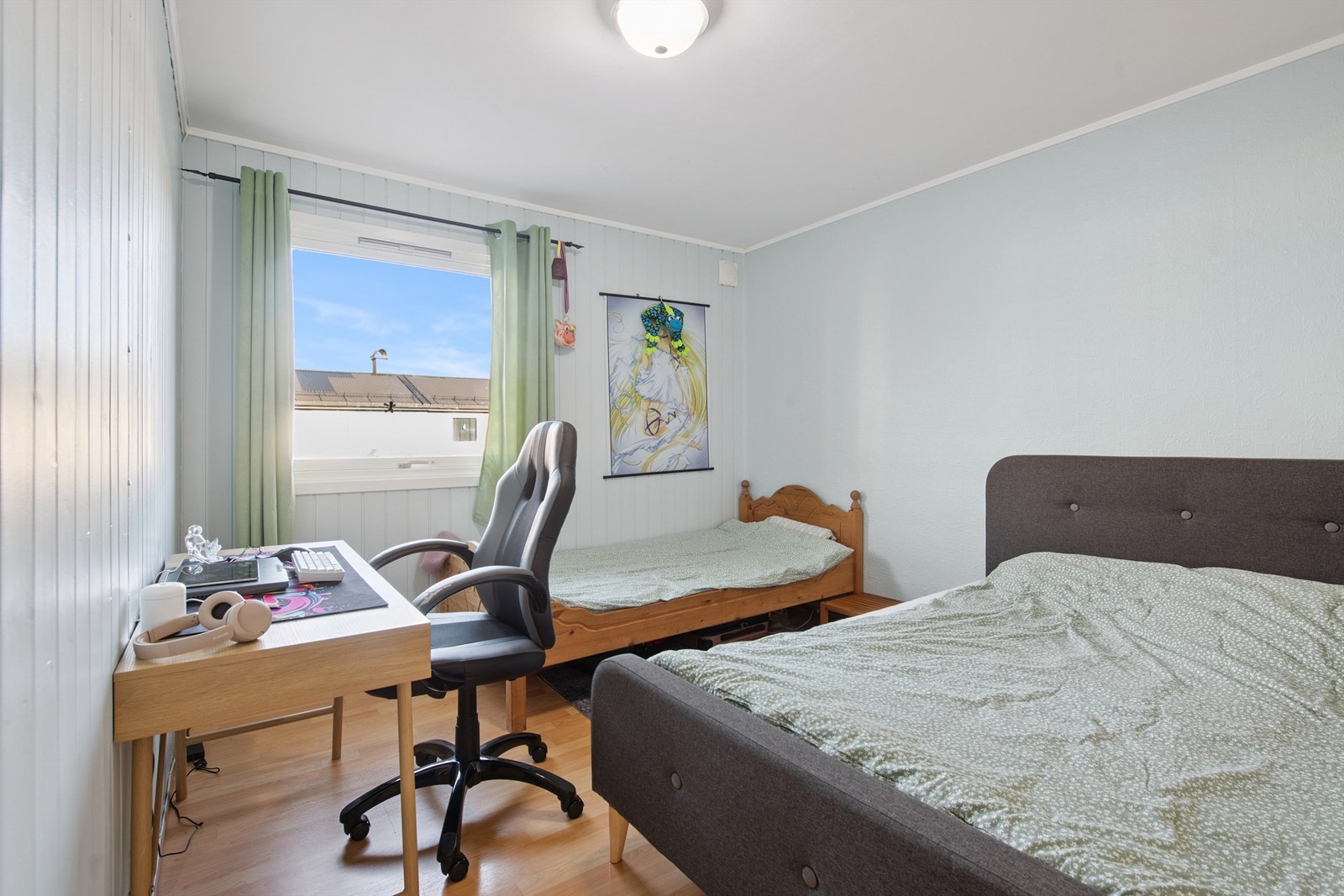 Soverom 2 har også en god størrelse med plass til seng og skrivebord. Galleribilde
