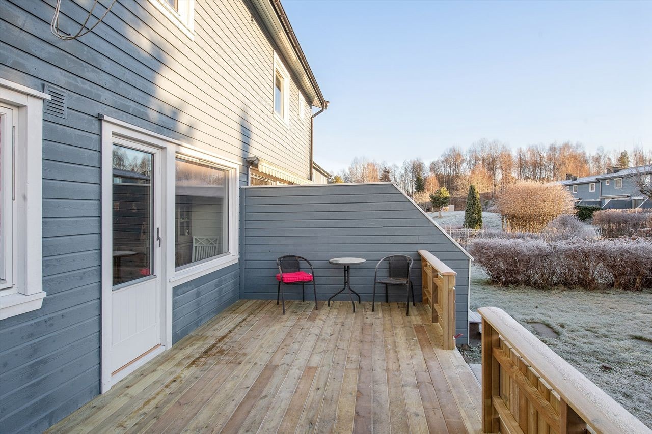 Terrassen har nytt, impregnert spaltegulv og levegger mot naboene. Galleribilde