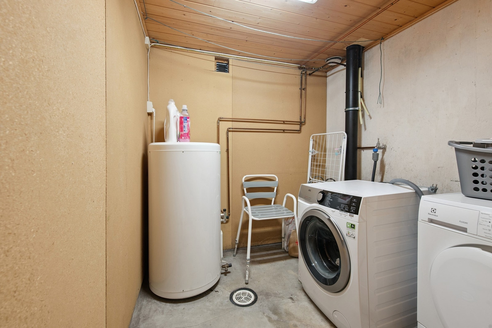 Separat vaskerom i kjelleren med betonggulv, sluk og opplegg for vaskemaskin. Galleribilde