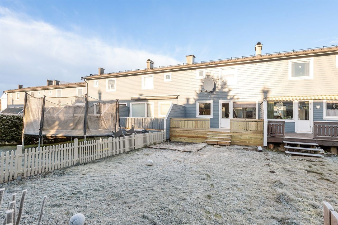 Rekkehuset har en skjermet hage og en sørvendt terrasse på 17 m². Galleribilde