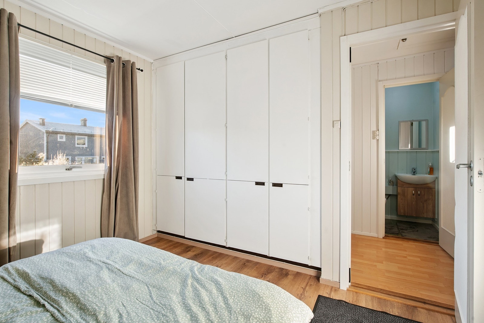 Hovedsoverommet har god plass og godt med garderobeskap. Galleribilde