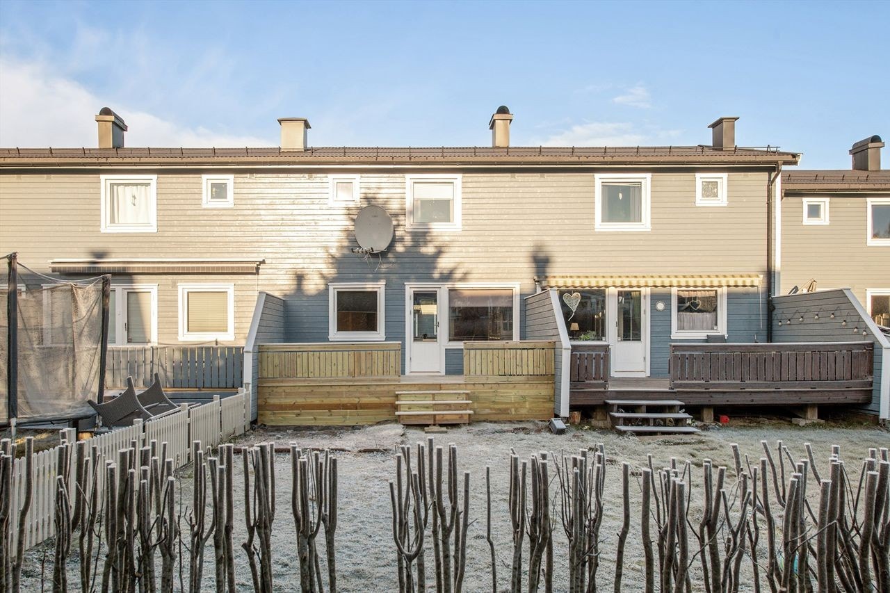 Eiendommen ligger i et barnevennlig område med kort vei til Vennersberg skole og flere barnehager. Galleribilde