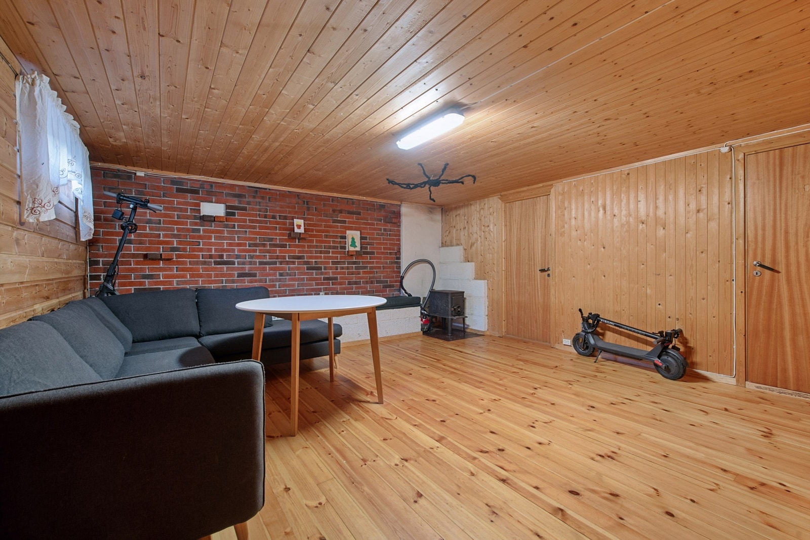 Kjellerstuen har heltregulv og mulighet for vedfyring som gir ekstra varme og hygge. Galleribilde