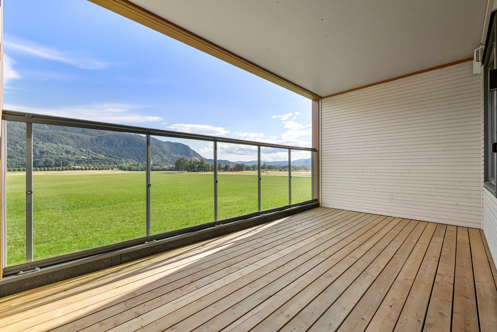 Terrassen vender mot sør og byr på gode solforhold. Galleribilde