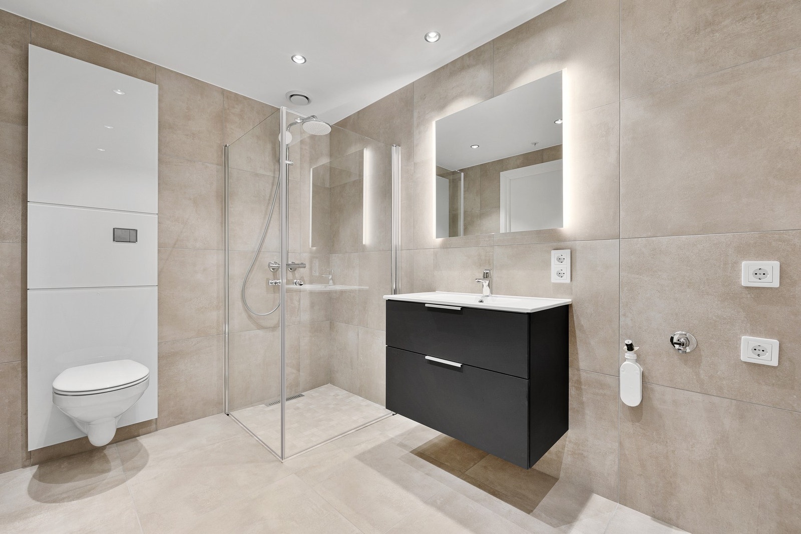 Delikat bad på 5,4 m² med 60x60cm fliser. Galleribilde