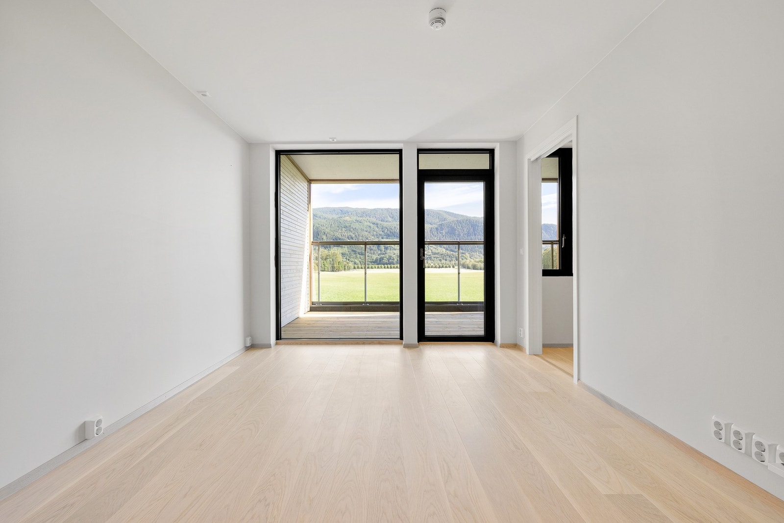 Leiligheten har flott utsikt mot landlige omgivelser. Det er vannbåren varme i gulv. Galleribilde