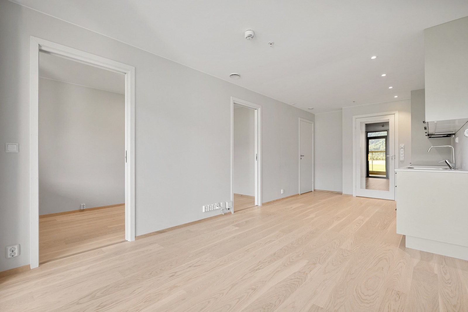 Flott 1-stavs parkett på gulv. Vegger er malt i behagelig beige-tone. Galleribilde