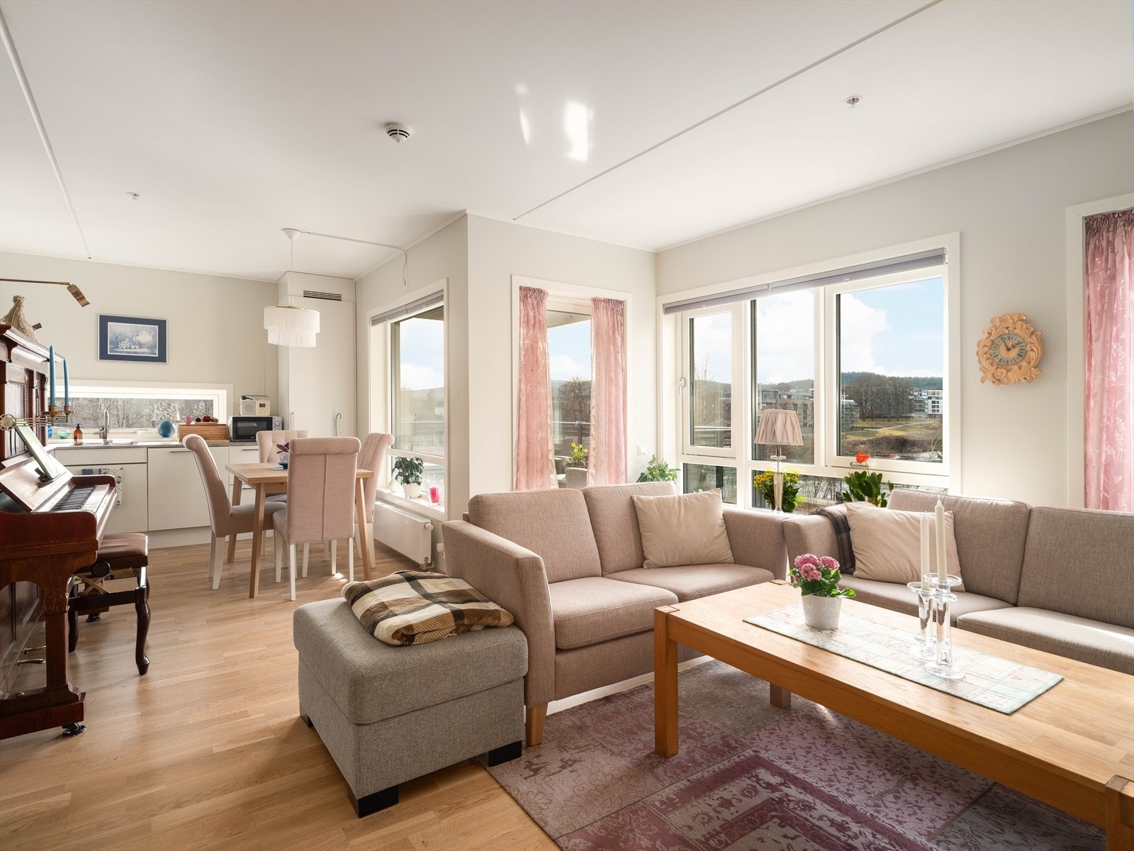 Eiendomsmegler Espen Thoresen presenterer Klosterhagen 29A -
Oppvarming i stue og kjøkken er vannbåren fjernvarme via to meget gode og effektive radiatorer. Strømforbruket er minimalt. Galleribilde