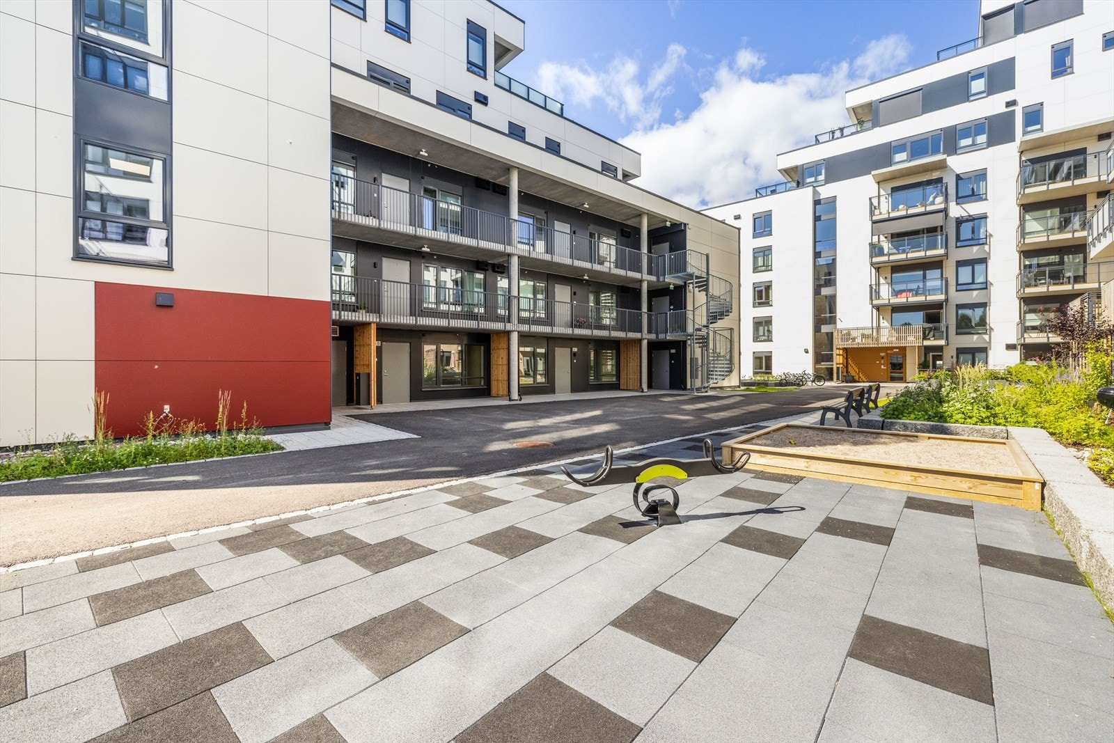 Det er også opparbeidet en felles lekeplass på området, samt sittebenker og en utendørs treningspark med diverse apparater for egenvekttrening. Galleribilde