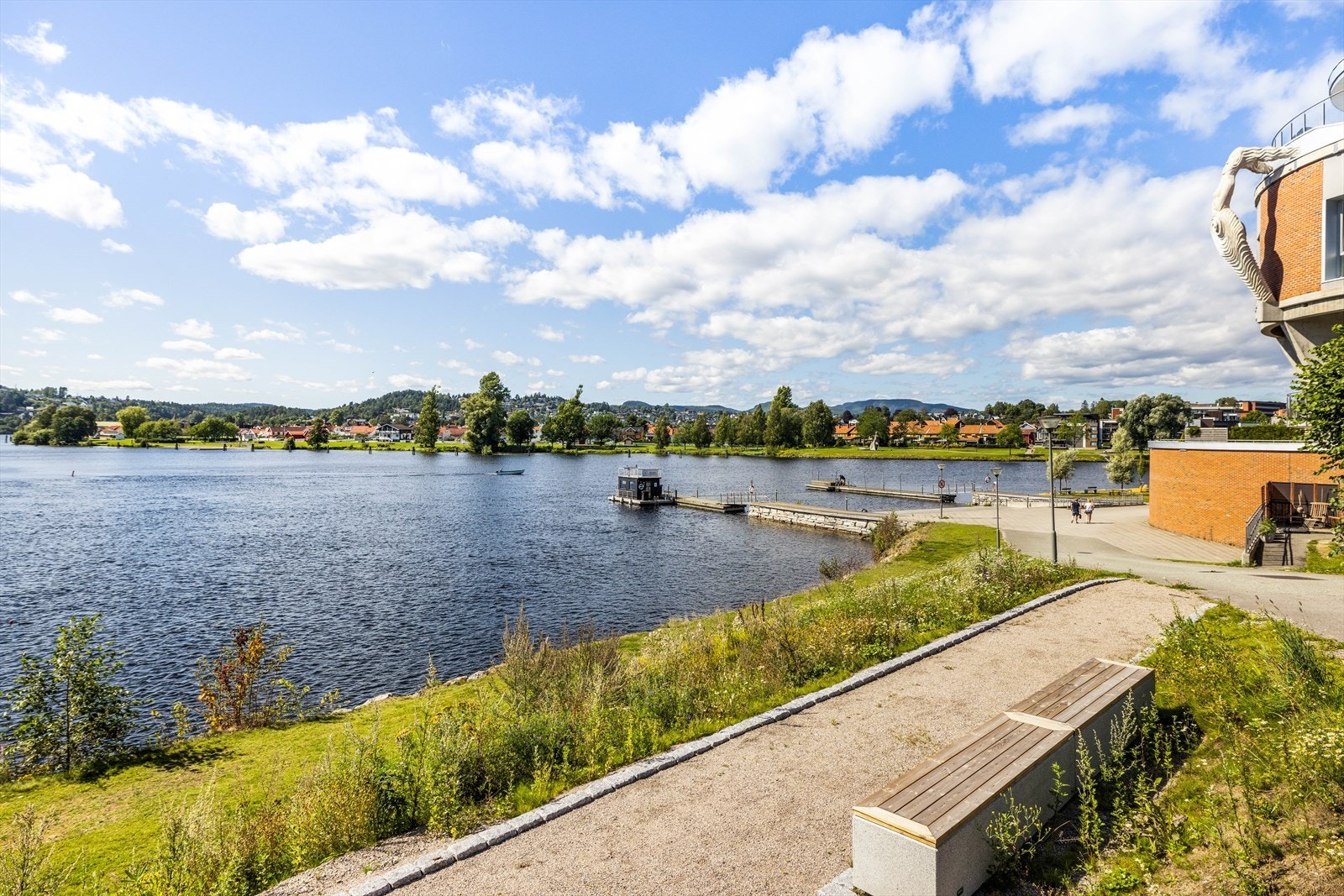 Ved Hjellevannet er det for øvrig opparbeidet brygge og sandstrand. Her ligger også badstuebåten 'Frank' med takterrasse og store vinduer. Galleribilde