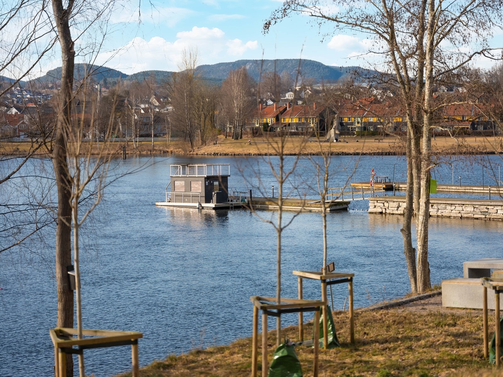 Området byr også på flere flotte tur- og rekreasjonsområder, hvor det blant annet er mulig å gå eller sykle den flotte turstien rundt Hjellevannet. Galleribilde