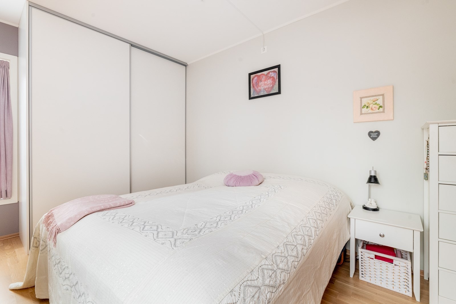 Praktisk skyvedørsgarderobe for klesoppbevaring. Galleribilde