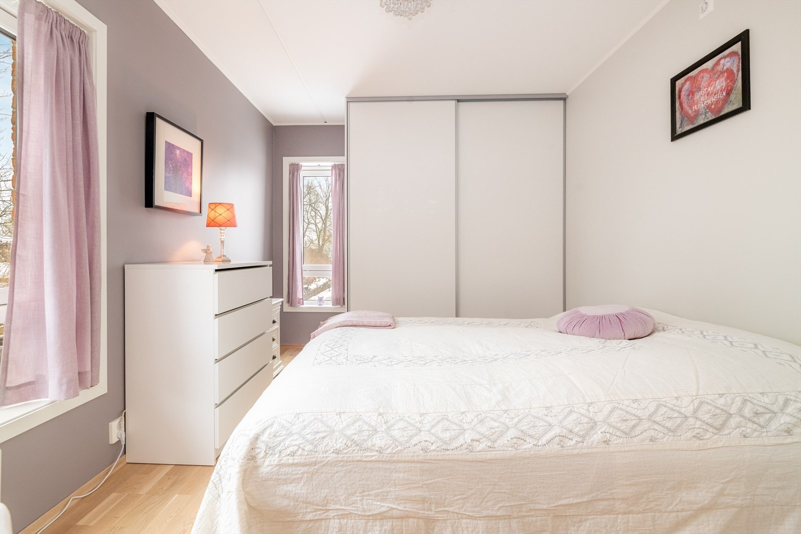 Hovedsoverommet er av god størrelse, med god plass til dobbeltseng. Galleribilde