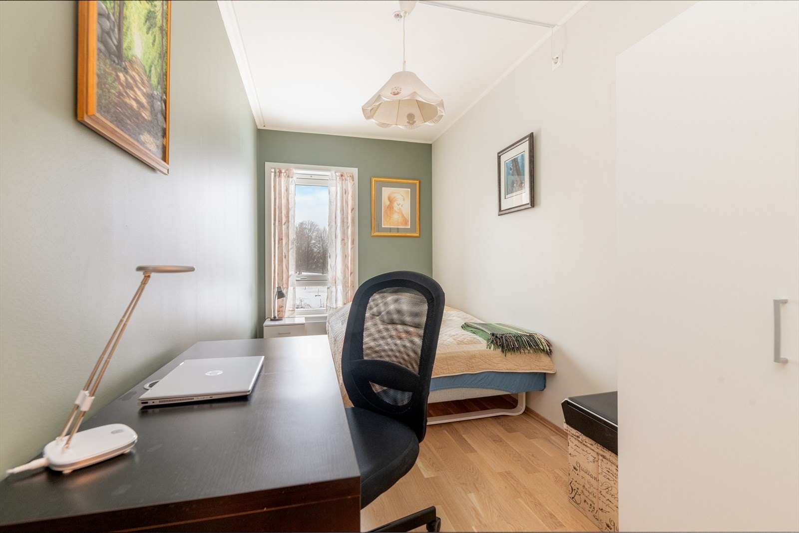 Det andre soverommet er romslig, med fin plass til soveromsmøblement. Galleribilde