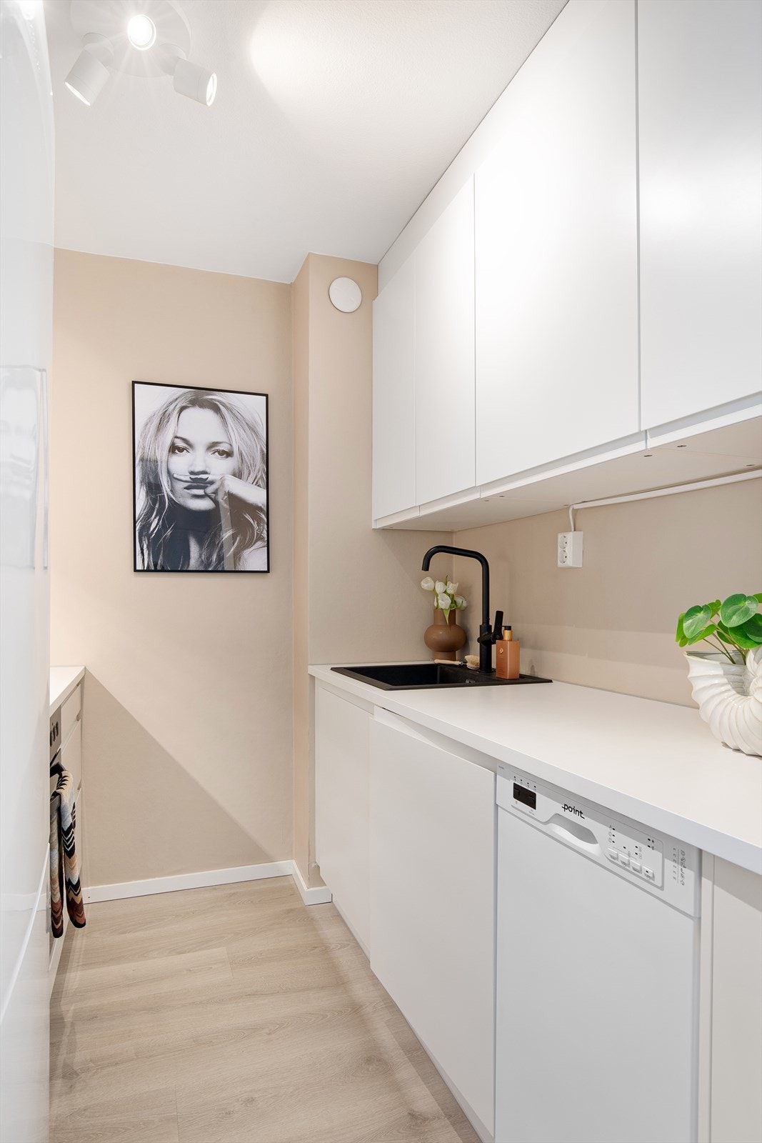 Kjøkkenet er utstyrt med integrerte hvitevarer Galleribilde