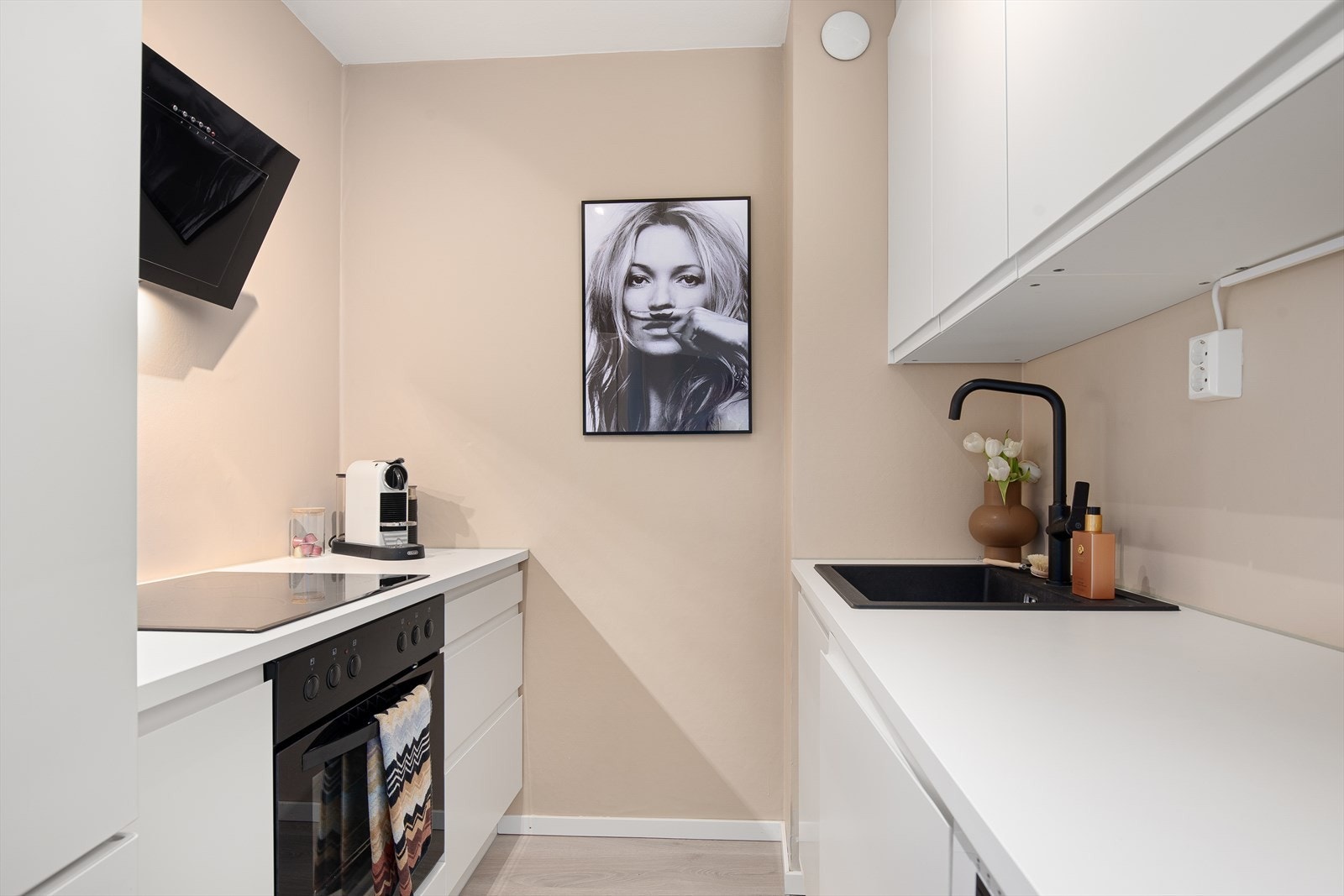 Pent og moderne kjøkken fra 2021 med innredning fra Norema Galleribilde