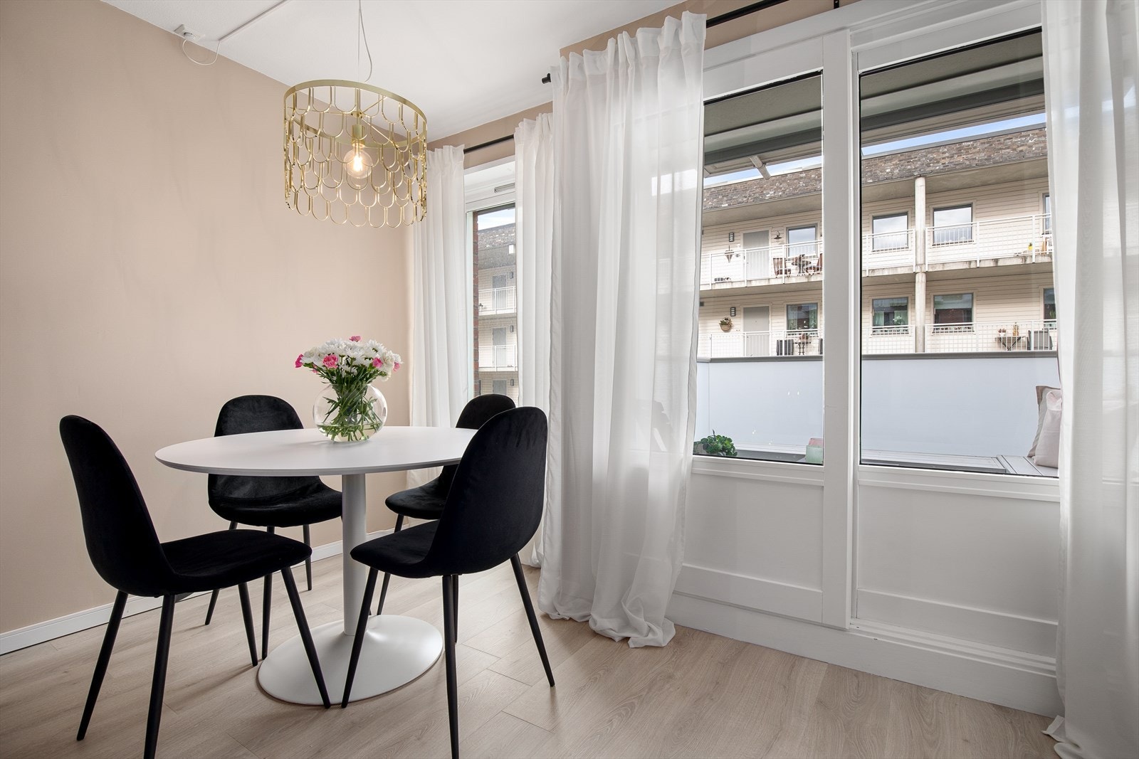 Videre er det naturlig plass for spisegruppe i stuen Galleribilde