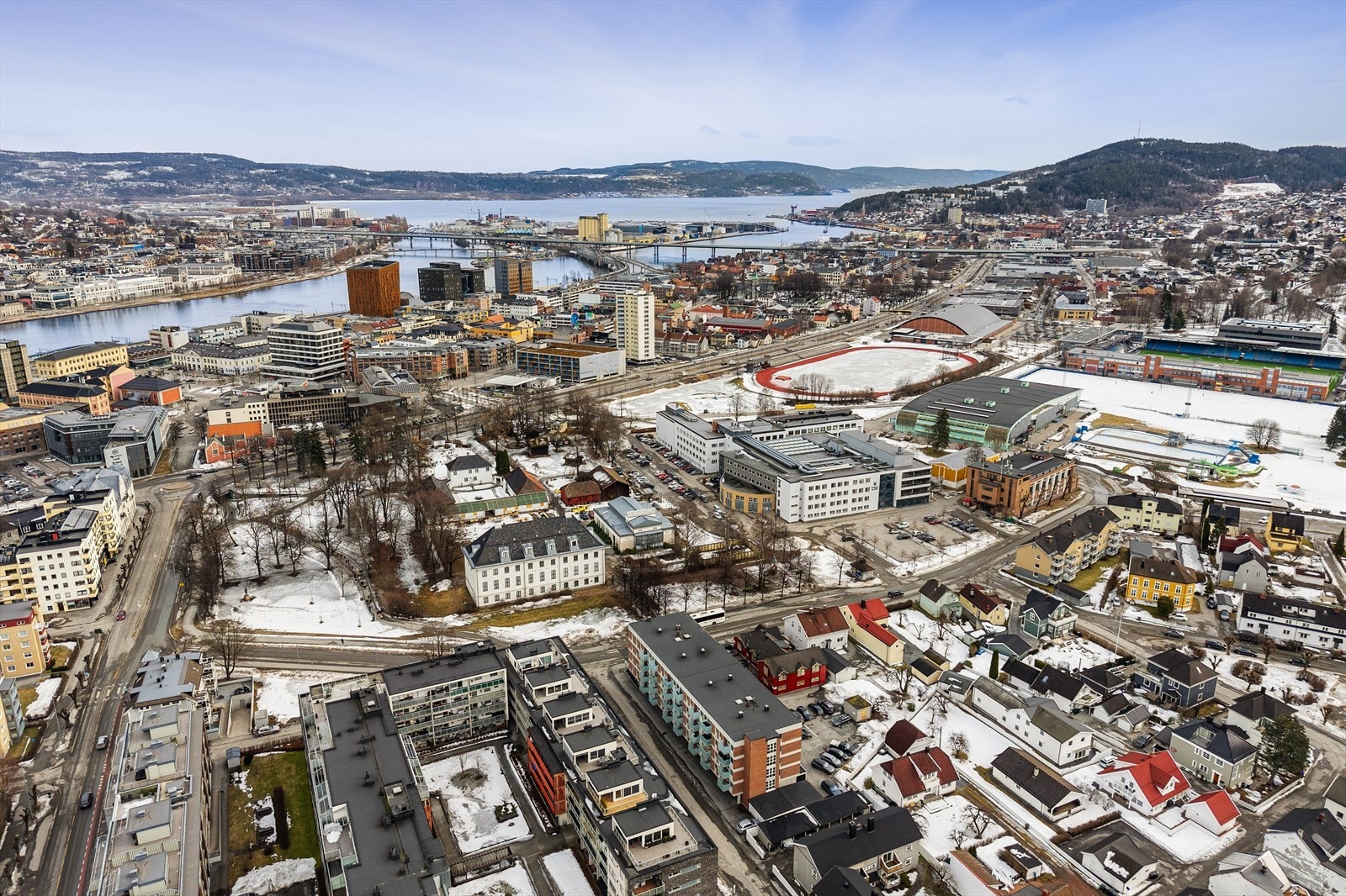 Leiligheten har en svært praktisk og sentral beliggenhet med nærhet til alt du måtte trenge i hverdagen Galleribilde