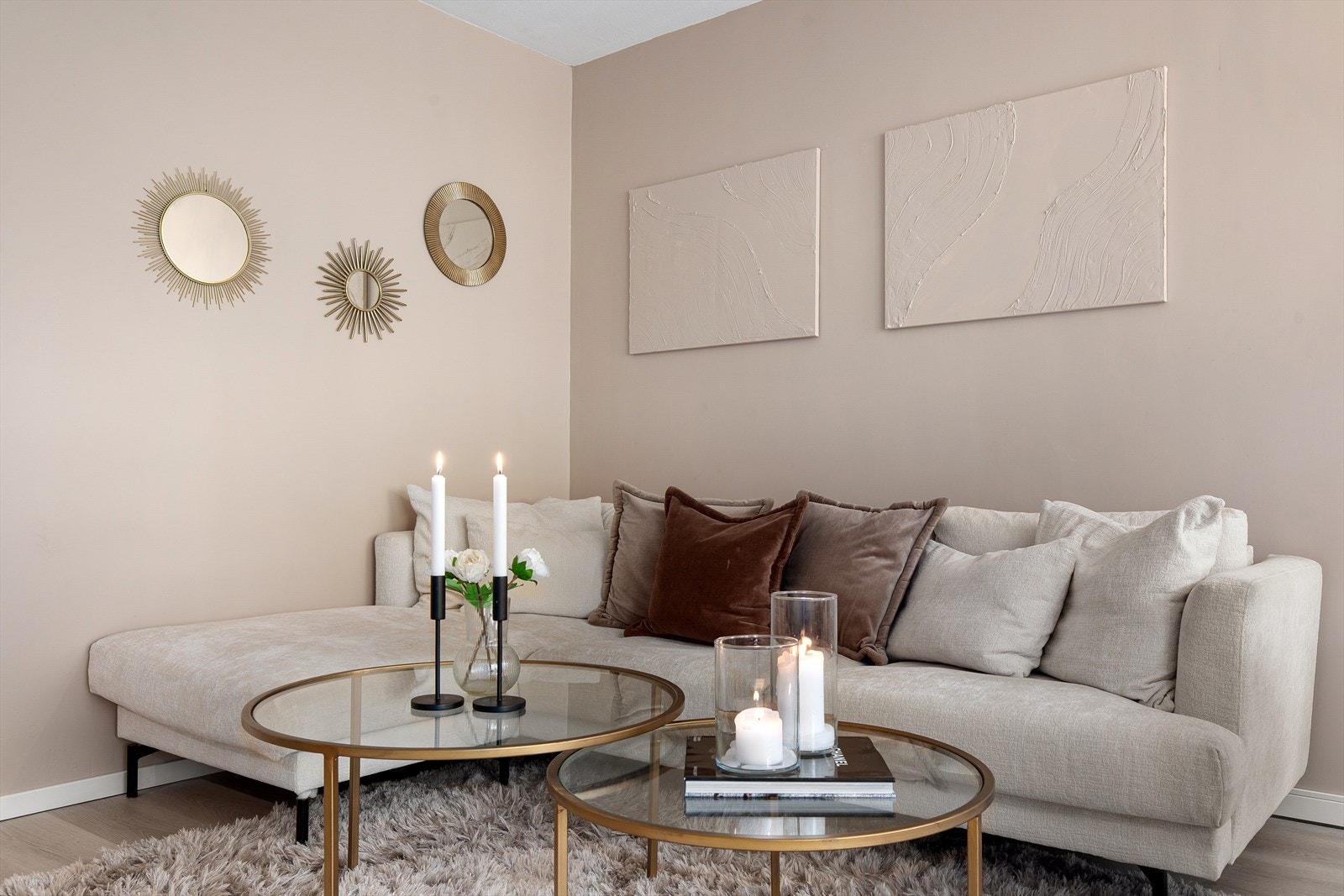 Stuen kan enkelt innredes med hyggelig sofakrok Galleribilde