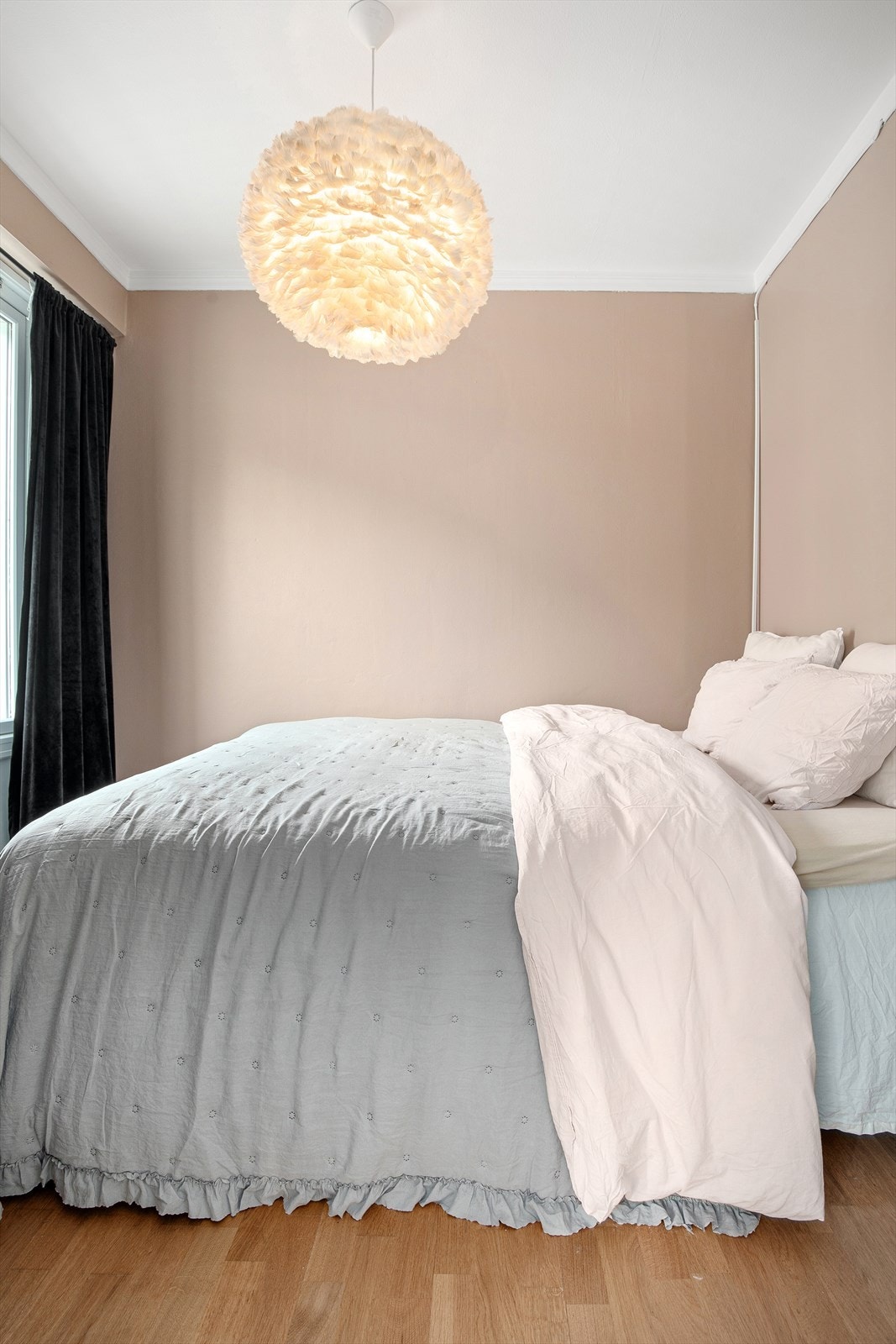 Soverommet er lyst og luftig Galleribilde